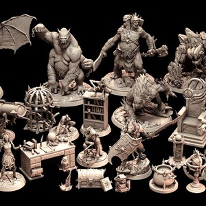 Könnte beinhalten: Eine Sammlung detaillierter Fantasy-Miniaturen, darunter ein geflügeltes Wesen, eine bärenartige Figur und verschiedene Monster. Weitere Artikel sind ein Schreibtisch, ein Thron und ein Bücherregal. Die Figuren sind grau und wahrscheinlich für Tabletop-Spiele.