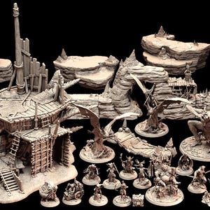 Op de afbeelding: Een verzameling miniatuur fantasy terreinstukken, waaronder gebouwen, rotsformaties, bruggen en beeldjes. De stukken zijn in tinten beige en bruin, waardoor een gedetailleerde, getextureerde uitstraling ontstaat. De set bevat een verscheidenheid aan structuren en personages voor tabletop gaming.