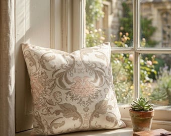 Funda de almohada barroca francesa: cojín romántico con volutas florales parisinas