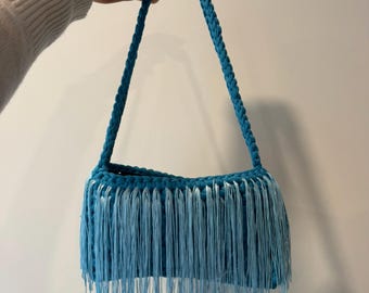 Gehäkelte Schultertasche: Handgefertigte Fransenverzierung