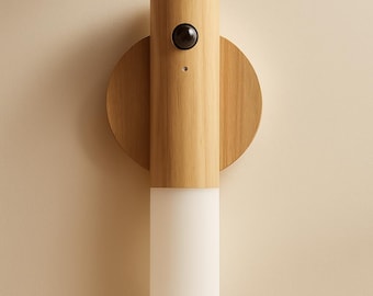 Rechargeable LED wall light with motion sensor – Wood and white design