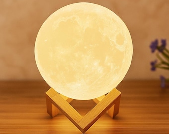3D LED moon lamp with 8cm wooden stand, battery operated, decorative lighting for children's bedroom, gift or interior decoration