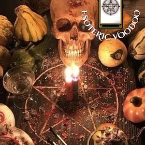 Puede incluir: Un bodegón con una calavera humana, velas encendidas y un pentagrama. También hay calabazas y una carta del tarot. El texto "ESOTERIC VOODOO" es visible. La escena evoca un tema místico u oculto.