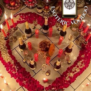 Puede incluir: Una disposición en forma de corazón de pétalos de rosas rojas y velas, rodeando botellas de champán, copas y un cuchillo decorativo. La imagen incluye el texto "ESOTERIC VOODOO" y una carta de tarot.
