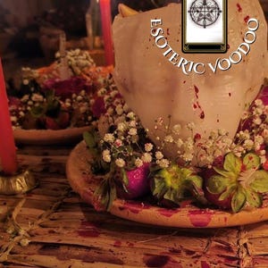 Puede incluir: Un altar iluminado con velas con una gran vela blanca, fresas y flores blancas. Las palabras "ESOTERIC VOODOO" están arqueadas sobre la vela. También hay una carta de tarot con un pentagrama.