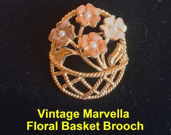 Broche vintage de cesta floral Marvella: flores esmaltadas en tono dorado