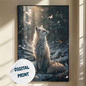 Könnte beinhalten: Gerahmter Digitaldruck mit einer ruhigen Winterszene. Ein Fuchs mit hellbraunem Fell sitzt in einem verschneiten Wald und blickt nach oben. Der Druck hat einen Aufkleber mit der Aufschrift "DIGITAL PRINT". Das Kunstwerk wird an einer Wand neben einem Fenster ausgestellt.