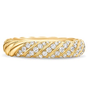 以下が含まれることがあります： ねじれたロープのデザインのゴールドリング。リングには、小さく丸い透明な宝石がちりばめられています。リングは白い背景にあります。