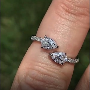 Anillo abierto de dos piedras con forma de pera y diamantes cultivados en laboratorio. Anillos para ti y para mí.