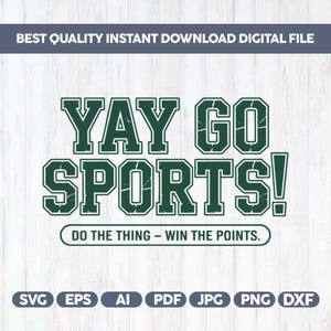 Könnte beinhalten: Digitale Datei mit dem Text "YAY GO SPORTS!" in grüner, college-artiger Schrift. Darunter steht "DO THE THING - WIN THE POINTS." Verfügbare Dateiformate sind SVG, EPS, AI, PDF, JPG, PNG und DXF. Der Text "BEST QUALITY INSTANT DOWNLOAD DIGITAL FILE" steht oben.