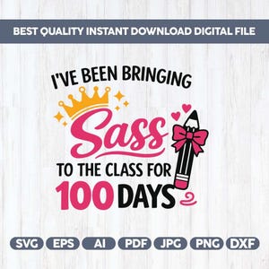 以下が含まれることがあります： 「I'VE BEEN BRINGING Sass TO THE CLASS FOR 100 DAYS」というテキストのデジタルデザイン。 「Sass」という単語はピンク色で、その上に金の王冠があります。 ピンクのリボンが付いた黒い鉛筆が右側にあります。 ファイル形式には、SVG、EPS、AI、PDF、JPG、PNG、DXFが含まれます。