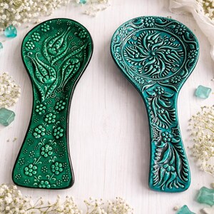 Reposacucharas de cerámica turca hecho a mano, con diseño tradicional de tulipán en relieve, decoración de cocina en turquesa verde esmeralda, soporte para cucharas de cerámica en relieve.