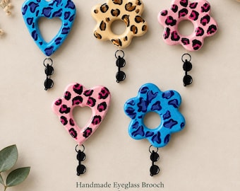 Handgefertigte Brillenhalter-Brosche aus Keramik, Leopardenherz- und Blumenmotiv, einzigartiges Brillenaccessoire aus Keramik, Geschenk für Freunde
