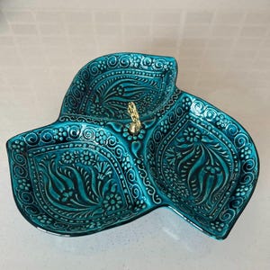 Plato de cerámica turca con divisiones, pintado a mano, plato decorativo para meze turquesa, plato decorativo para meze azul, bandeja para aperitivos de 3 secciones. imagen 4