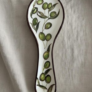 手描きオリーブの枝セラミックスプーンレスト、オリーブ柄コンロ用スプーンホルダー - 素朴な農家風キッチン用品、新築祝いギフト