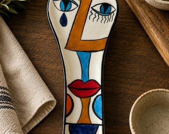 Abstrakte Löffelablage aus Keramik, handbemalter Löffelhalter mit Gesichtsmotiv, handgefertigte Küchendekoration aus Keramik, farbenfrohes Küchengeschenk, einzigartige Keramikkunst