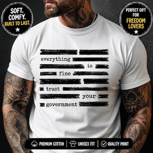 Può includere: T-shirt bianco con la scritta nera "everything is fine, trust your government" in stile pennellata. La maglietta include anche il testo "Soft, Comfy, Built to Last" e "Perfect Gift for Freedom Lovers". Realizzata in cotone premium, è una vestibilità unisex.