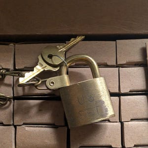 Military Surplus Waterbury 560 Brass Padlock – New In Box w/ 2 Keys & Chain – Vintage USA Brass Lock