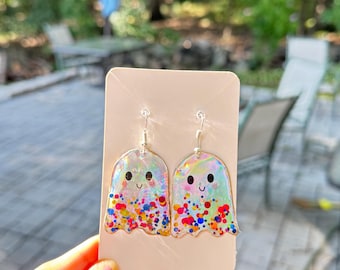 Pendientes de fantasmas de resina iridiscente: Joyería espeluznante y kawaii para Halloween