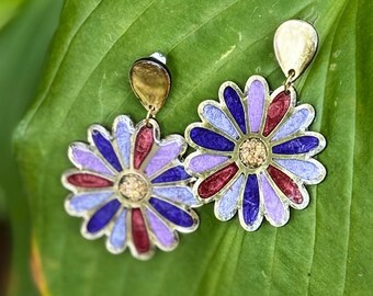 Alltagstaugliche Ohrringe, farbenfrohes Blumendesign, vielseitig kombinierbar, ideal für Blumenliebhaber, Geschenkidee für sie, Weihnachtsgeschenk