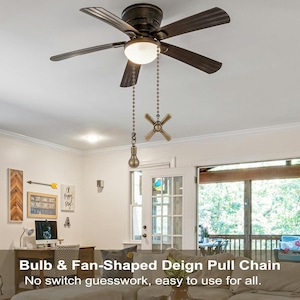 Könnte beinhalten: Ein Deckenventilator mit fünf dunkelbraunen Flügeln und einer zentralen Leuchte. Der Ventilator hat eine birnenförmige und fächerförmige Zugkette. Der Text unten lautet "Bulb & Fan-Shaped Deign Pull Chain No switch guesswork, easy to use for all."