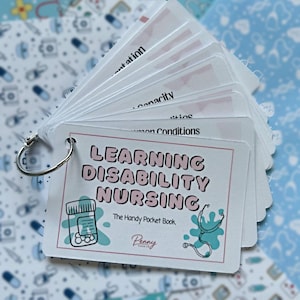 Può includere: Un set di schede bianche rilegate con un anello in metallo argentato. La scheda frontale presenta il testo "LEARNING DISABILITY NURSING" in rosa, "The Handy Pocket Book" in nero e illustrazioni di un flacone di pillole e uno stetoscopio color ottanio.