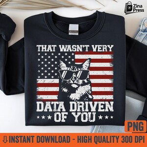 Peut inclure: Sweat-shirt noir avec un chat portant des lunettes de soleil, sur fond de drapeau américain vieilli. Le texte dit "THAT WASN'T VERY DATA DRIVEN OF YOU." Téléchargement instantané de haute qualité.