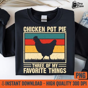 Può includere: Felpa nera con un design retrò con una silhouette di pollo e la scritta "CHICKEN POT PIE THREE OF MY FAVORITE THINGS". Il design include un blocco di colore turchese, rosso e giallo. La scritta "INSTANT DOWNLOAD - HIGH QUALITY 300 DPI" è in basso.
