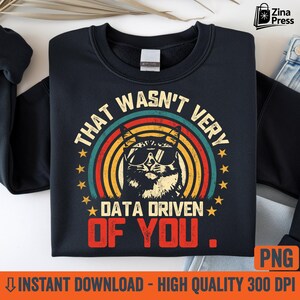 Può includere: Felpa nera con un gatto con occhiali da sole su sfondo arcobaleno. Il testo recita "THAT WASN'T VERY DATA DRIVEN OF YOU." Il design include stelle e le parole "INSTANT DOWNLOAD - HIGH QUALITY 300 DPI."