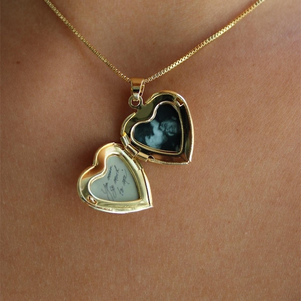 Medallón en forma de corazón con detalle de lazo
