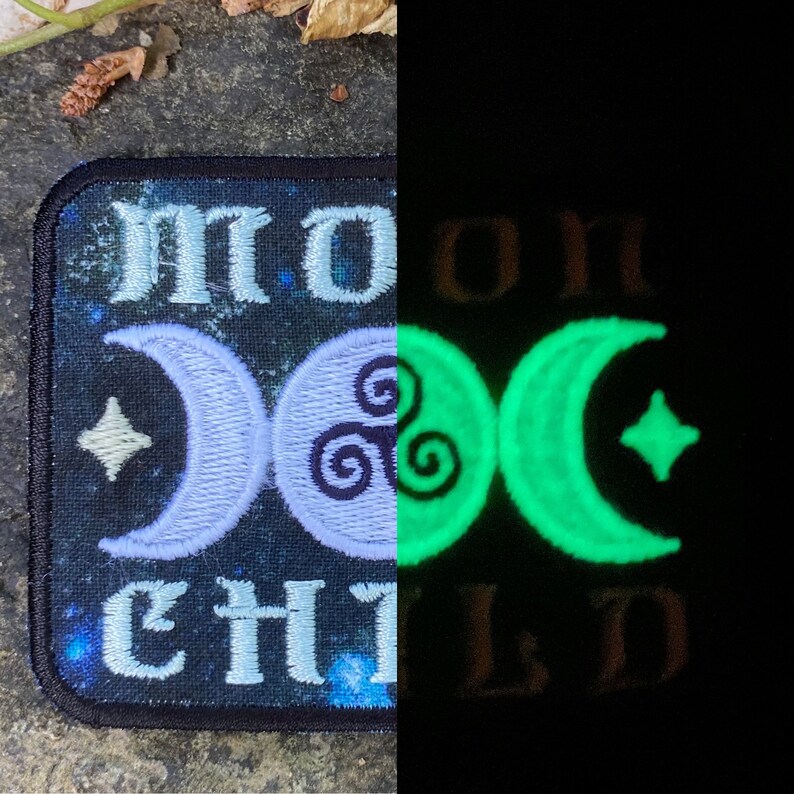 Op de afbeelding: Geborduurde patch met de woorden "MOON CHILD" in lichtblauw, met een maan en ster ontwerp. De patch gloeit groen in het donker en toont de maan en ster. De achtergrond is donkerblauw met een sterrenpatroon.