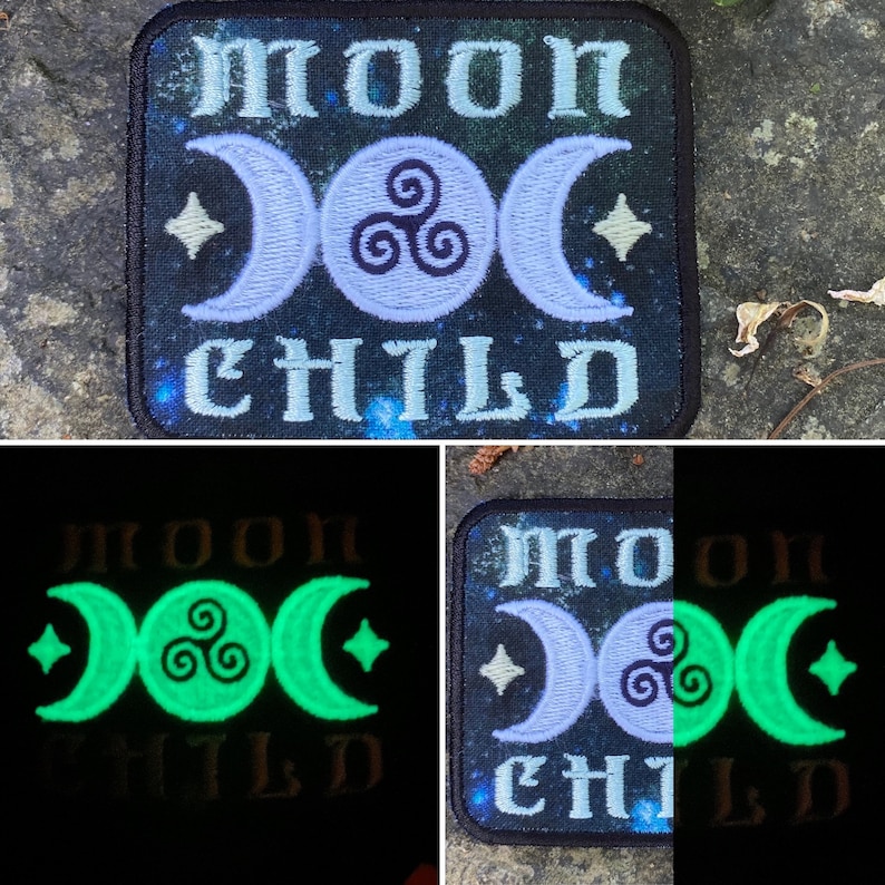 Op de afbeelding: Een rechthoekige patch met de woorden "MOON CHILD" in lichtblauw, met een drievoudig maansymbool en sterren. De patch gloeit groen in het donker. De achtergrond is donkerblauw met een sterrenpatroon.