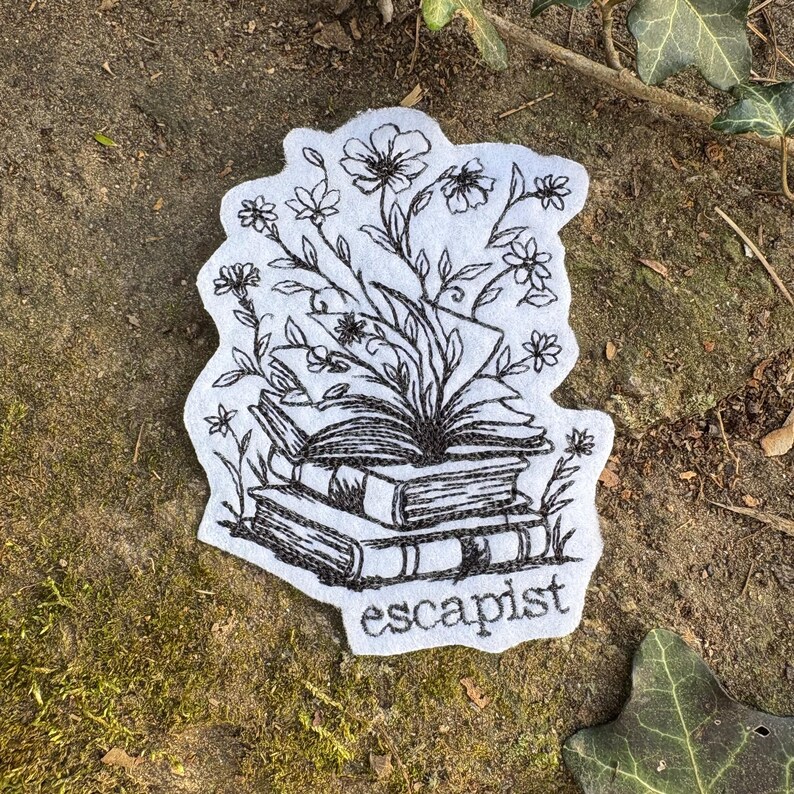 Escapist Book Lover handmade iron on patch. bild 5