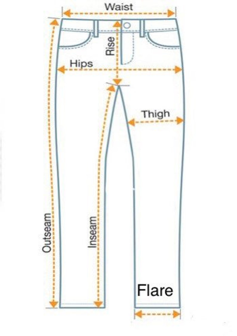 Op de afbeelding: Diagram van een spijkerbroek met gemarkeerde afmetingen. De labels omvatten taille, kruishoogte, heupen, dij, buitenbeenlengte, binnenbeenlengte en flare. De jeans is lichtblauw met een eenvoudig ontwerp.