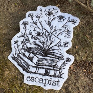 Escapist Book Lover handmade iron on patch. bild 4