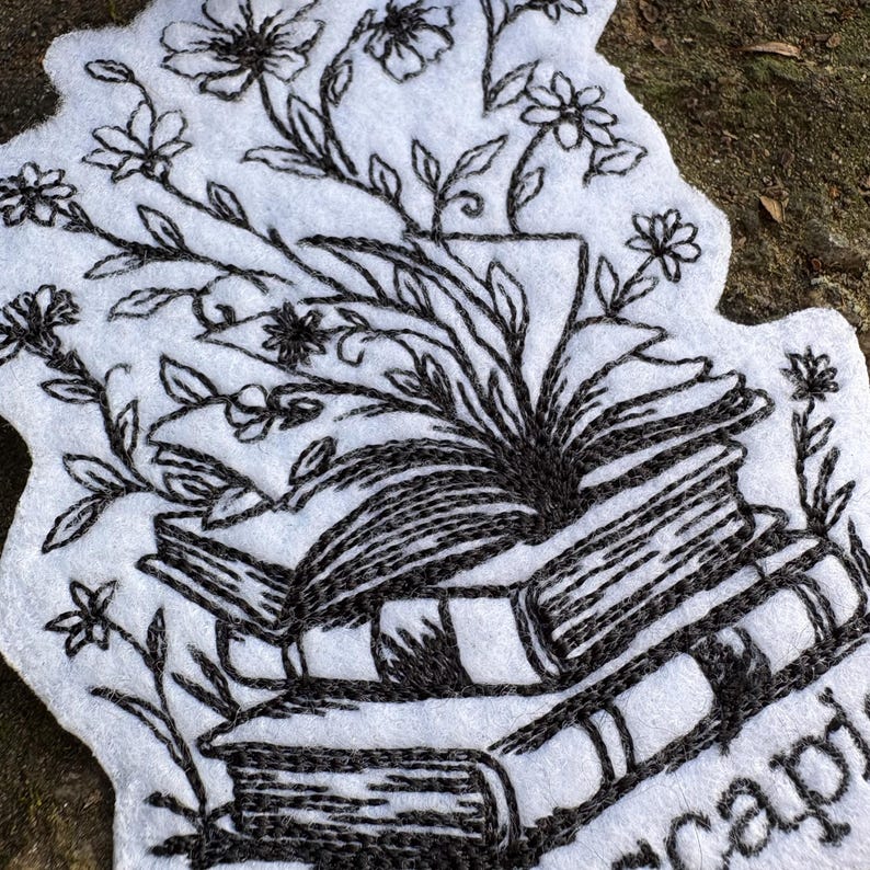 Escapist Book Lover handmade iron on patch. bild 3