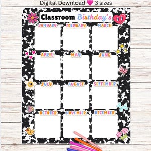 Op de afbeelding: Een verjaardagsposter voor in de klas met een zwart-witte koeienprint rand, voorzien van twaalf witte rechthoekige vakken gelabeld met elke maand van het jaar in kleurrijke tekst, versierd met kleine illustraties van bloemen, hartjes, sterren en een eend.