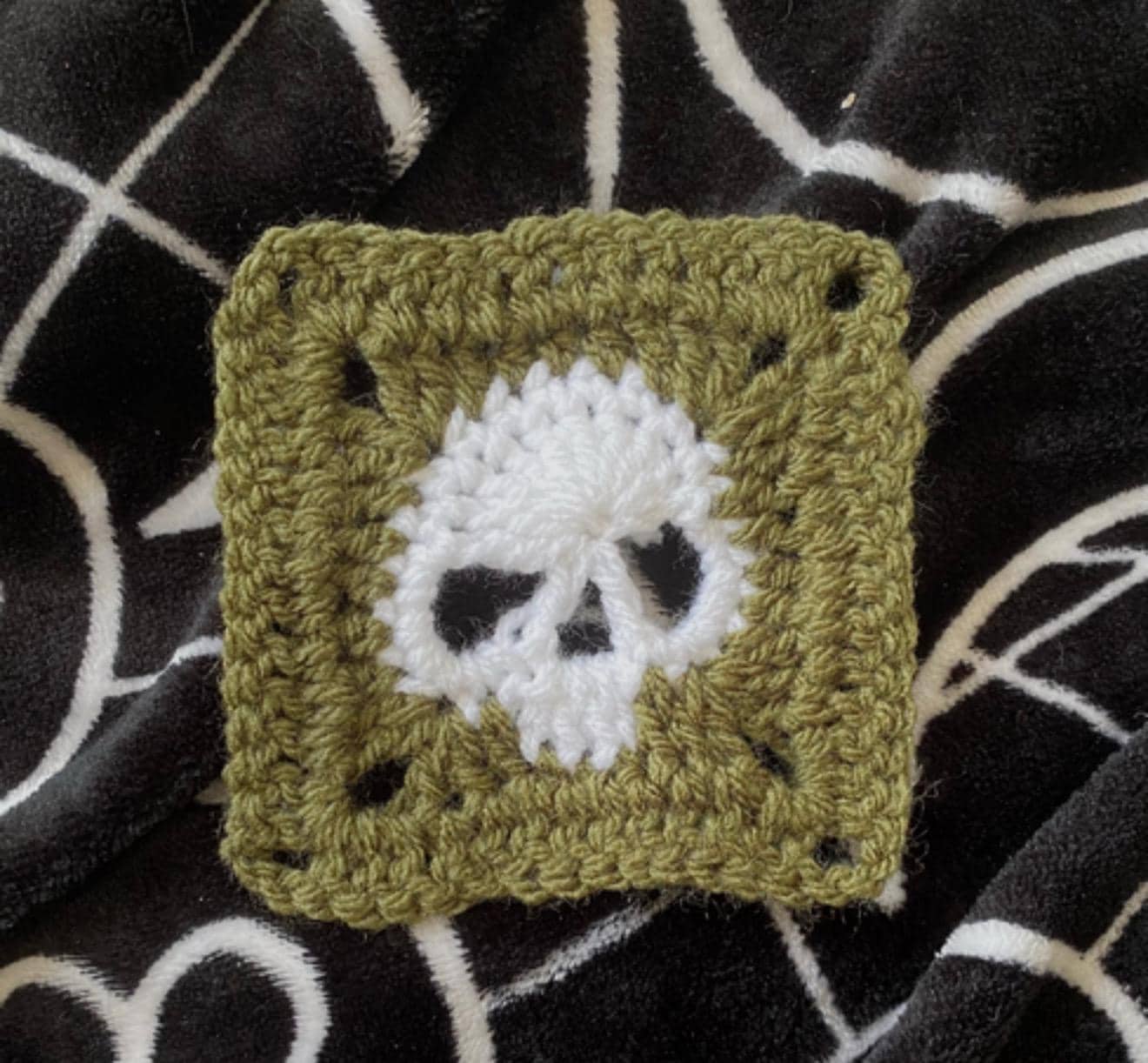 Skull Granny Square Crochet Pattern, Goth Halloween Motif