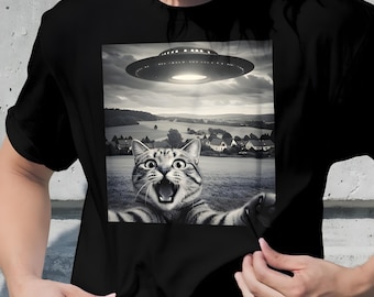 Comfort Colors Cat Selfie with UFO Shirt Funny Retro Style Tee