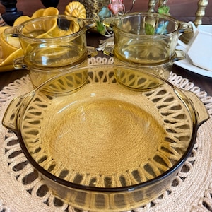Set med 5 - Vintage grytformar i bärnstensfärgat glas – Pyr-O-Rey / Dynaware, bakformar från mitten av århundradet