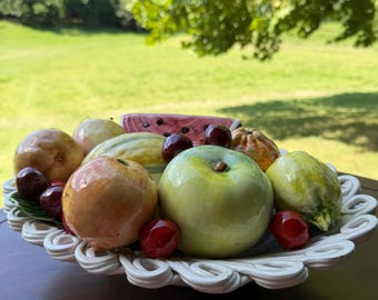 Vintage Bassano Italië keramische fruitmand als tafeldecoratie | Handbeschilderde fruitschaal met figuurlijk patroon | Witte opengewerkte mand | 38 cm