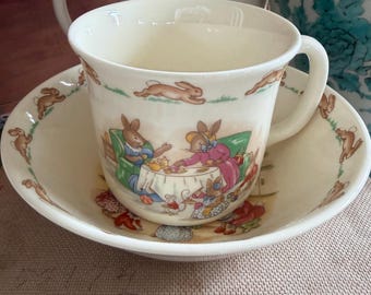 Ensemble bol et tasse Bunnykins Royal Doulton | Tasse Bunnykins double scène | Ensemble de vaisselle vintage pour bébé | Lapins anglais en porcelaine fine