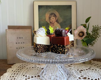 Vintage Dublin Collection taartplateau op voetstuk | 12-inch kristallen serveerschaal | Dessertstandaard van geperst glas | Bruiloft Tea Party-display
