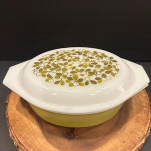 Vintage Pyrex 043 2.5-Quart Casserole Dish – Verde Pattern – Avocado Green with Olive Motif
