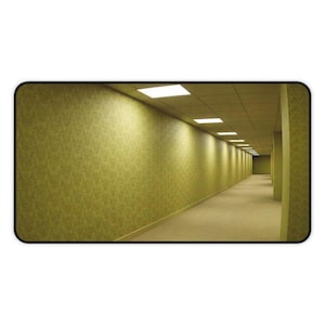 Puede incluir: Una alfombrilla de escritorio rectangular con un patrón repetitivo de un pasillo largo y vacío con papel tapiz estampado de color amarillo mostaza, suelo de moqueta beige y techo falso con luces fluorescentes cuadradas empotradas.