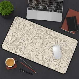 Skrivbordsmatta med sandmotiv, topografisk linjekonst, för kontor eller spel - 3 storlekar