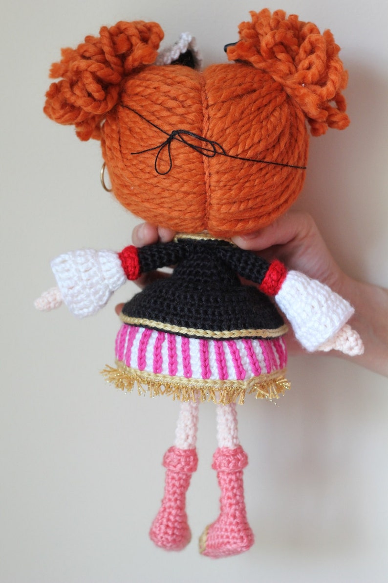 MODELLO: Simpatica bambola Amigurumi all'uncinetto Peggy Pirate Buchaneer immagine 2