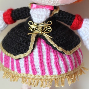 MODELLO: Simpatica bambola Amigurumi all'uncinetto Peggy Pirate Buchaneer immagine 3