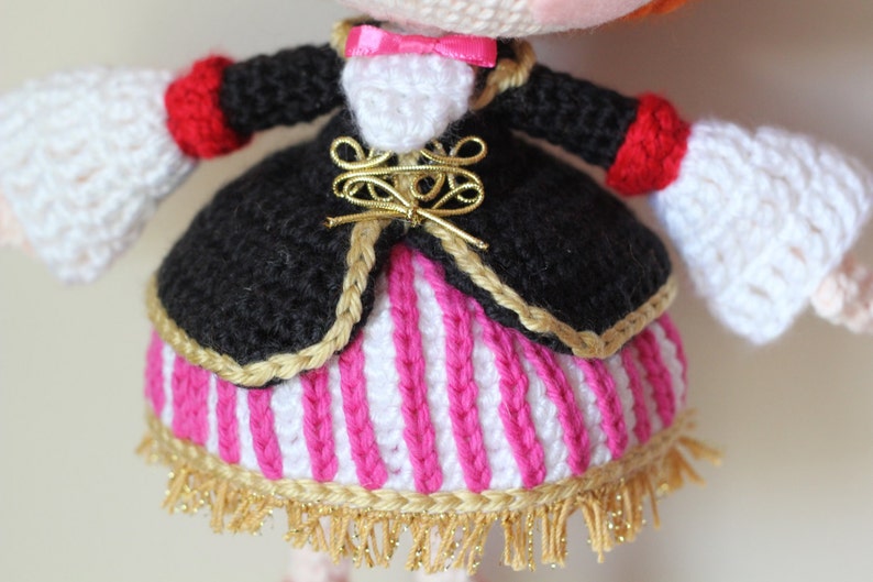 MODELLO: Simpatica bambola Amigurumi all'uncinetto Peggy Pirate Buchaneer immagine 3