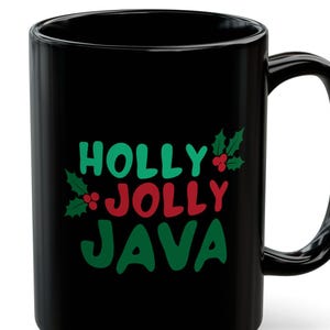 Peut inclure: Mug à café en céramique noire avec le texte "HOLLY JOLLY JAVA" en vert et rouge. La tasse a une grande anse et une finition brillante. Le texte est orné de feuilles et de baies de houx.